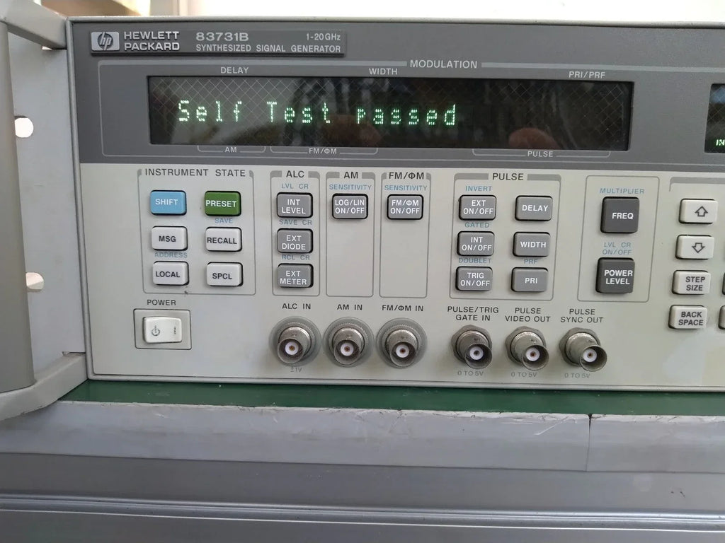 HP Agilent 83731B 1GHz-20GHz Synthesized Signal Generator with Options 1E1, 1E5, 1E8 - ZYYKZ Test Equipment