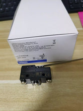 Load image into Gallery viewer, Omron Z-15HW24-B Heavy-Duty Limit Switch, 24V AC/DC - ZYYKZ Test Equipment