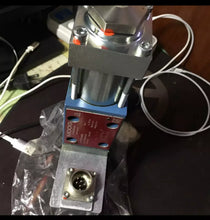 Load image into Gallery viewer, MOOG D633-460B Hydraulic Directional Control Valve - High Precision Flow Control - ZYYKZ Test Equipment