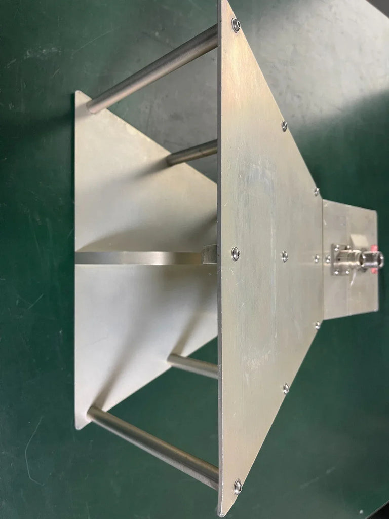 Com-Power AHA-118 Wide Band Active Horn Antenna, 700 MHz - 18 GHz - ZYYKZ Test Equipment