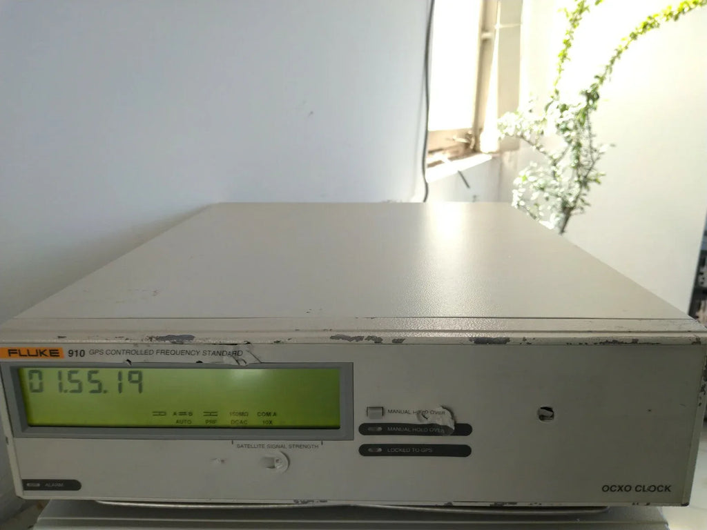 Fluke 910 GPS Controlled OCXO Frequency Standard Clock - ZYYKZ Test Equipment