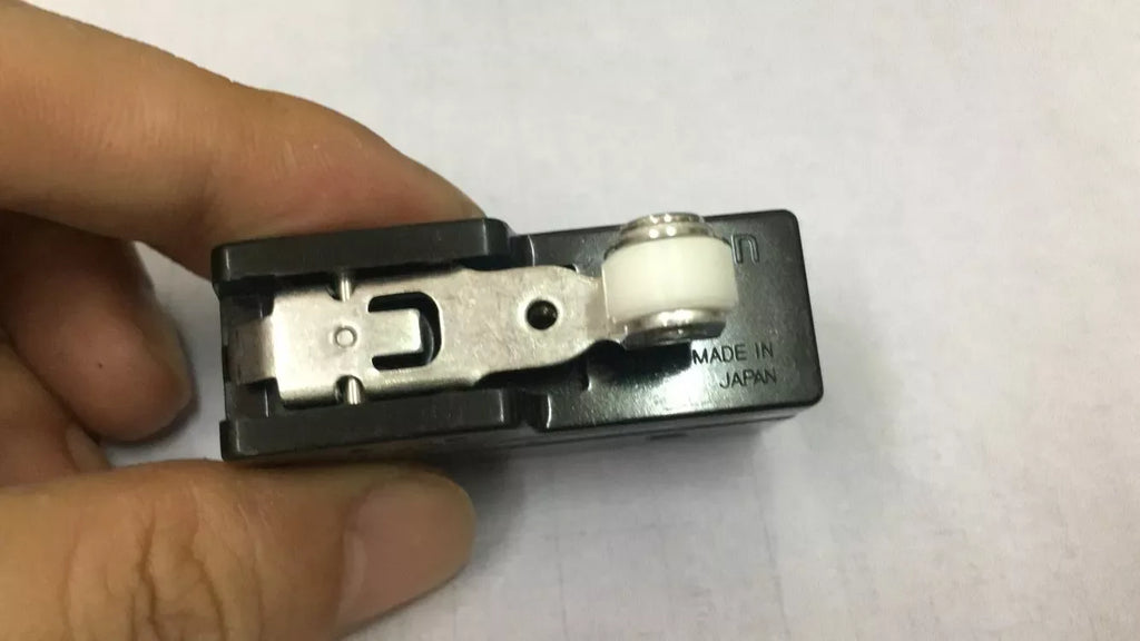 OMRON Z-15GW22-B Heavy-Duty Limit Switch with Roller Lever - ZYYKZ Test Equipment