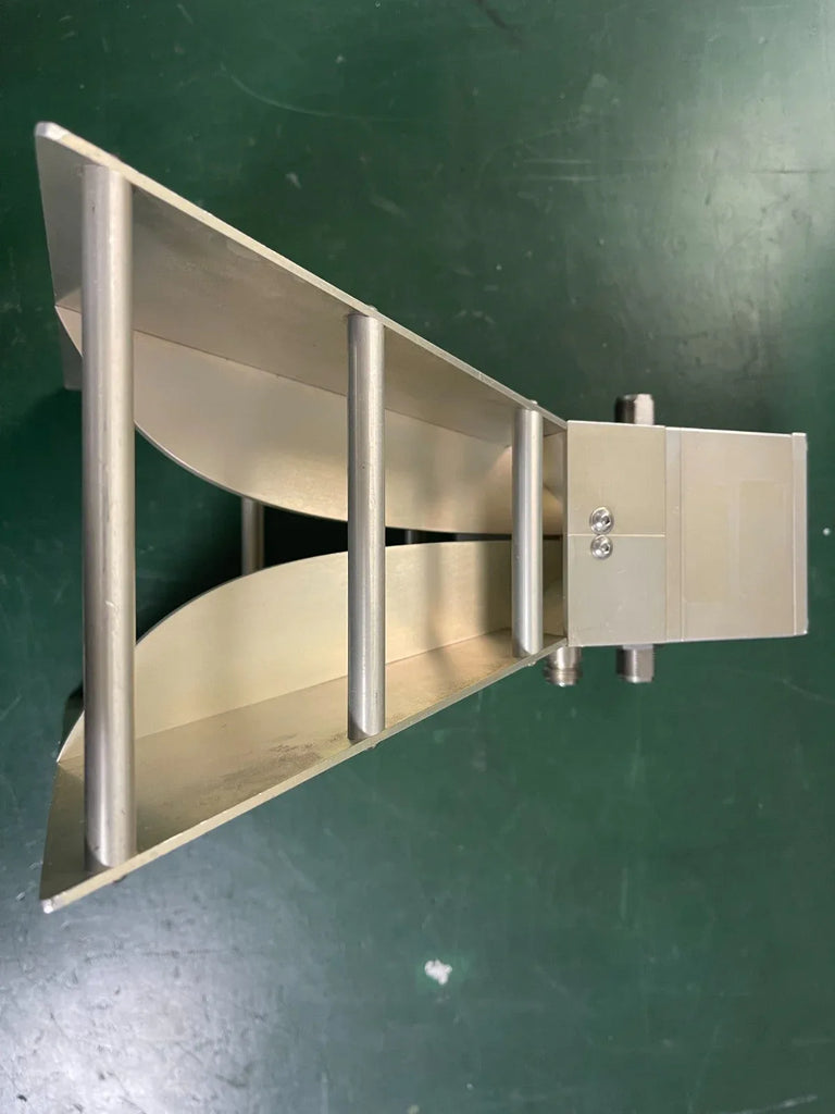 Com-Power AHA-118 Wideband Active Horn Antenna 700 MHz–18 GHz - ZYYKZ Test Equipment