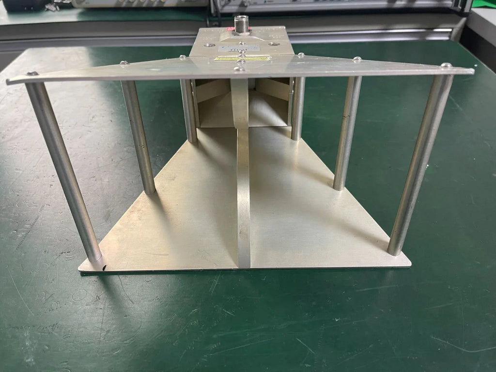 Com-Power AHA-118 Wideband Active Horn Antenna 700 MHz–18 GHz - ZYYKZ Test Equipment
