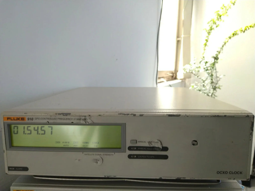 Fluke 910 GPS Controlled OCXO Frequency Standard Clock - ZYYKZ Test Equipment