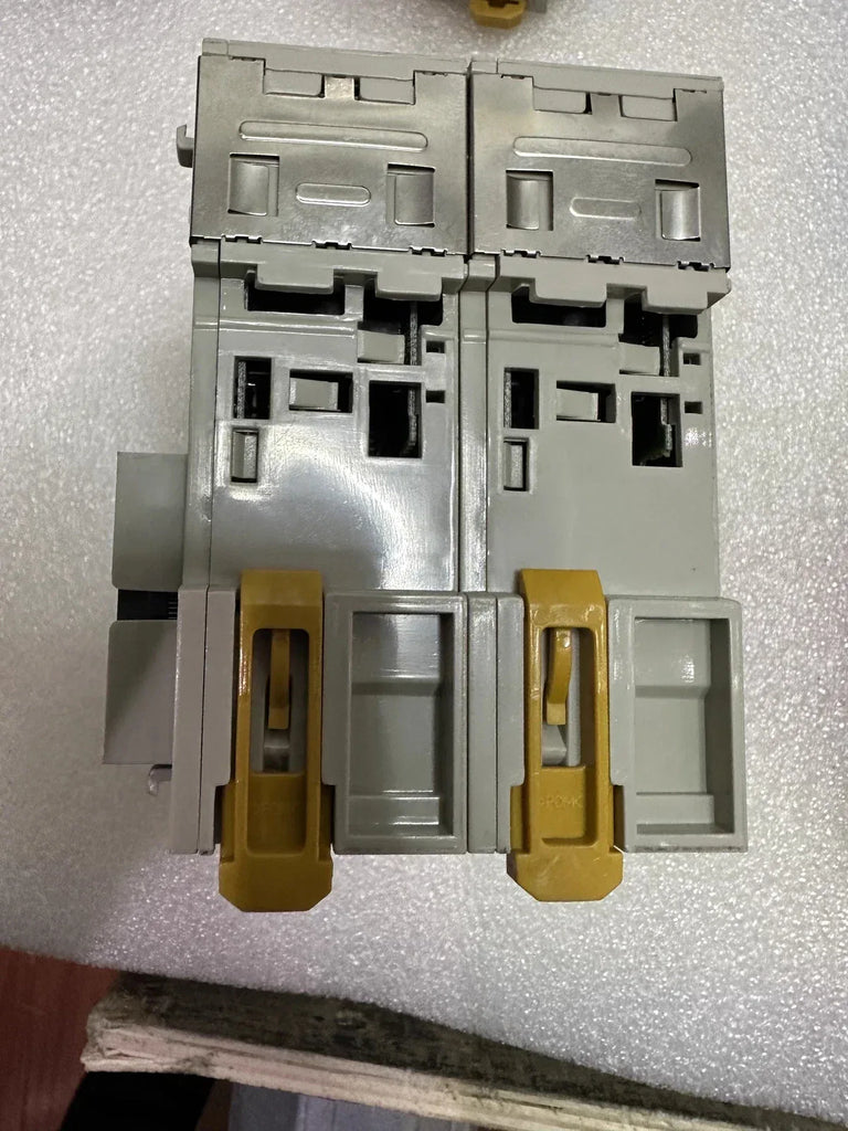 Omron CJ1W-OD263 16-Point Transistor Output Unit for Industrial Automation - ZYYKZ Test Equipment