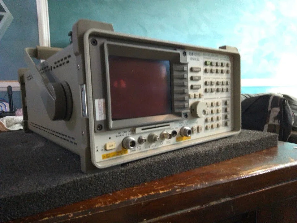 HP 8593E Spectrum Noise Figure Analyzer with 26.5 GHz Calibrated Tracking Generator - ZYYKZ Test Equipment